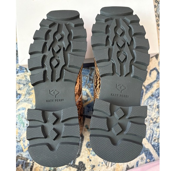 NIB Katy Perry Daarling Combat Boot True Taupe Multi Snake Print Women's Size 6 - Picture 10 of 12